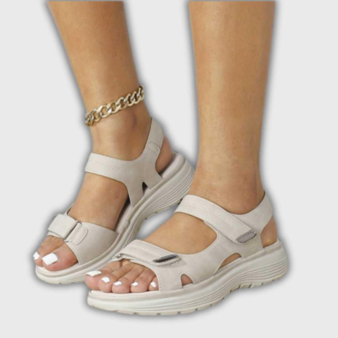 Komfortsandalen in hellbeige, Klett-Riemen, offene Zehen, dicke Profilsohle