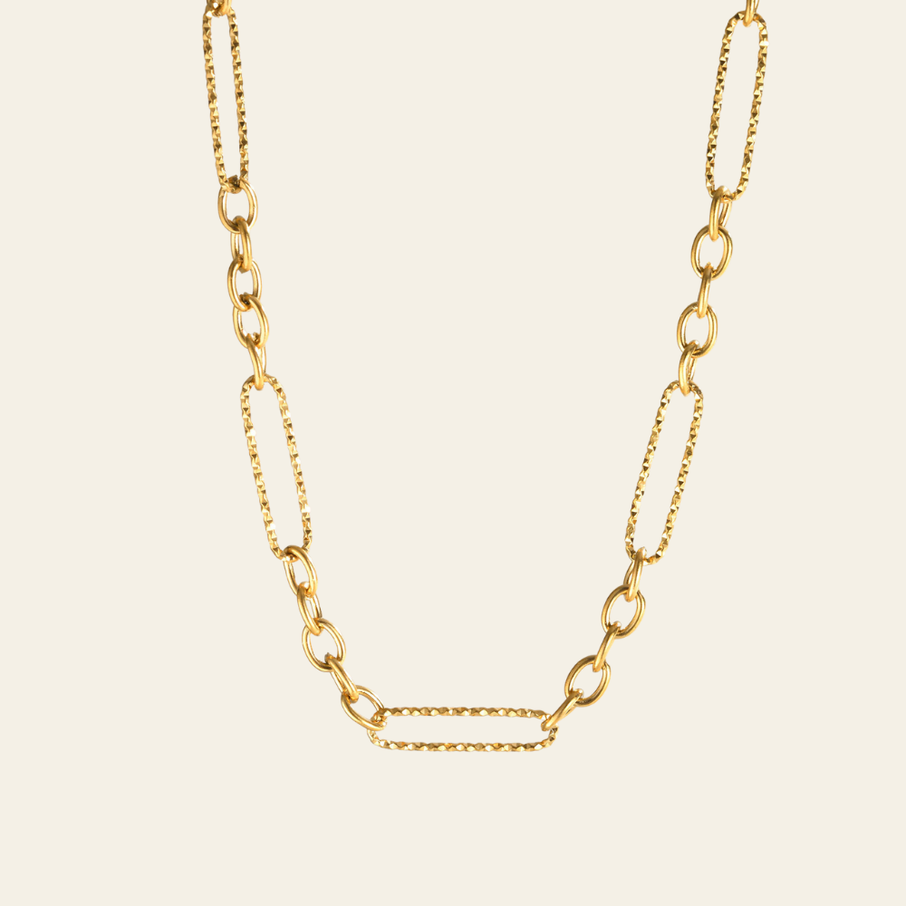 Goldene Kette mit auffälligen, länglichen Gliedern und strukturierter Oberfläche