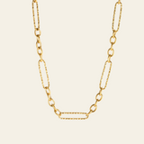 Jeanne – Goldene Kette mit auffälliger Struktur