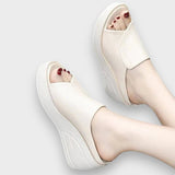 Orthopädische Keilsandale beige, offene Spitze, Slipper mit weißem Keilabsatz