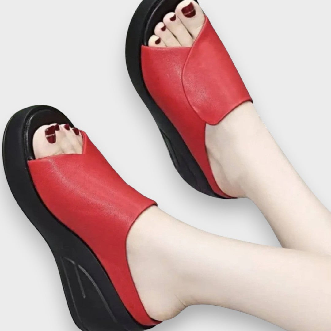 Orthopädische Keilsandale rot, offene Spitze, Slipper mit dunkelgrauem Keilabsatz
