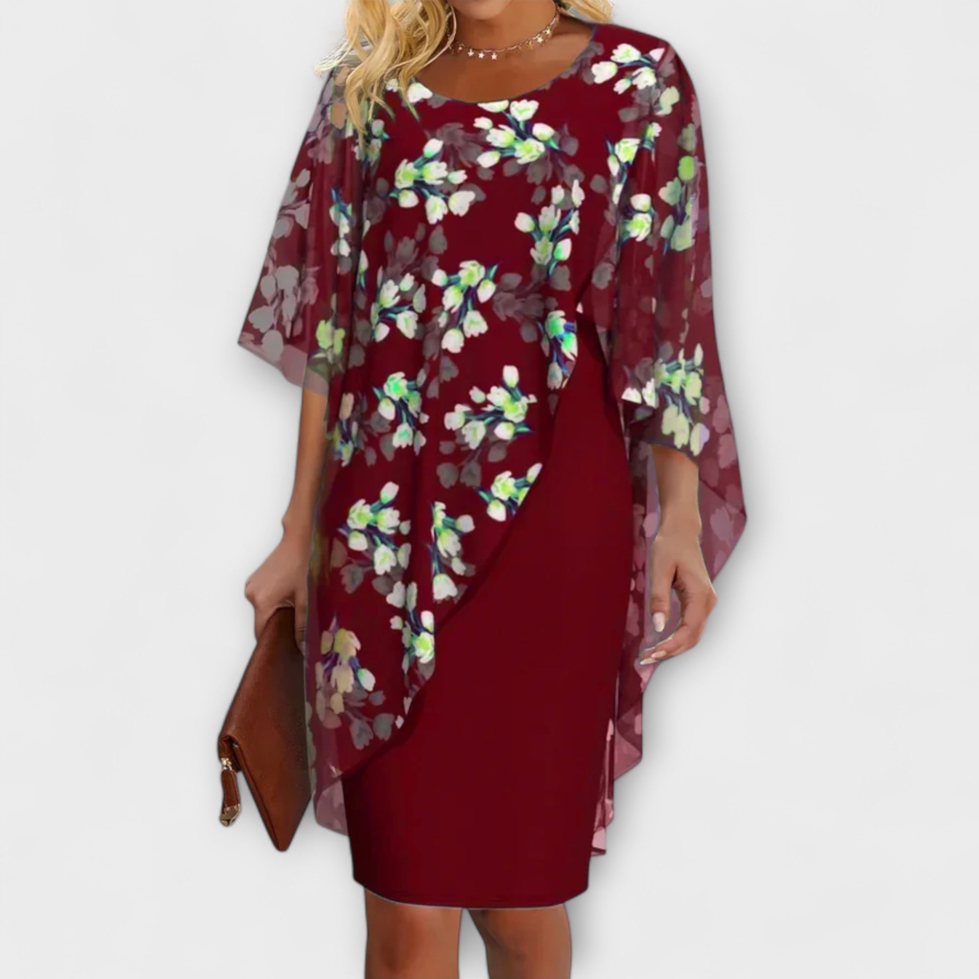Chiffon-Damenkleid in Weinrot mit floralen Blüten und transparentem Chiffon-Überwurf