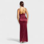Satin-Kleid Weinrot, Rückansicht mit Trägerschnürung und bestickten Trägern