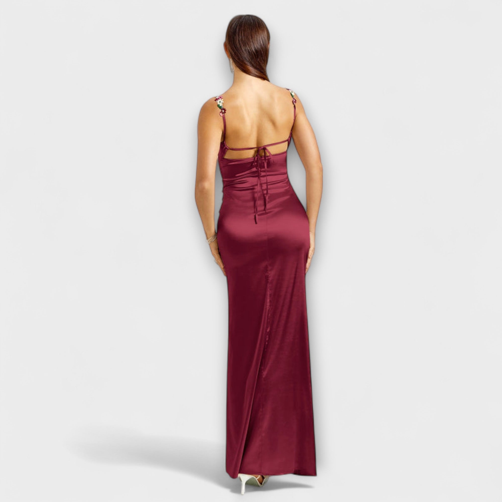 Satin-Kleid Weinrot, Rückansicht mit Trägerschnürung und bestickten Trägern