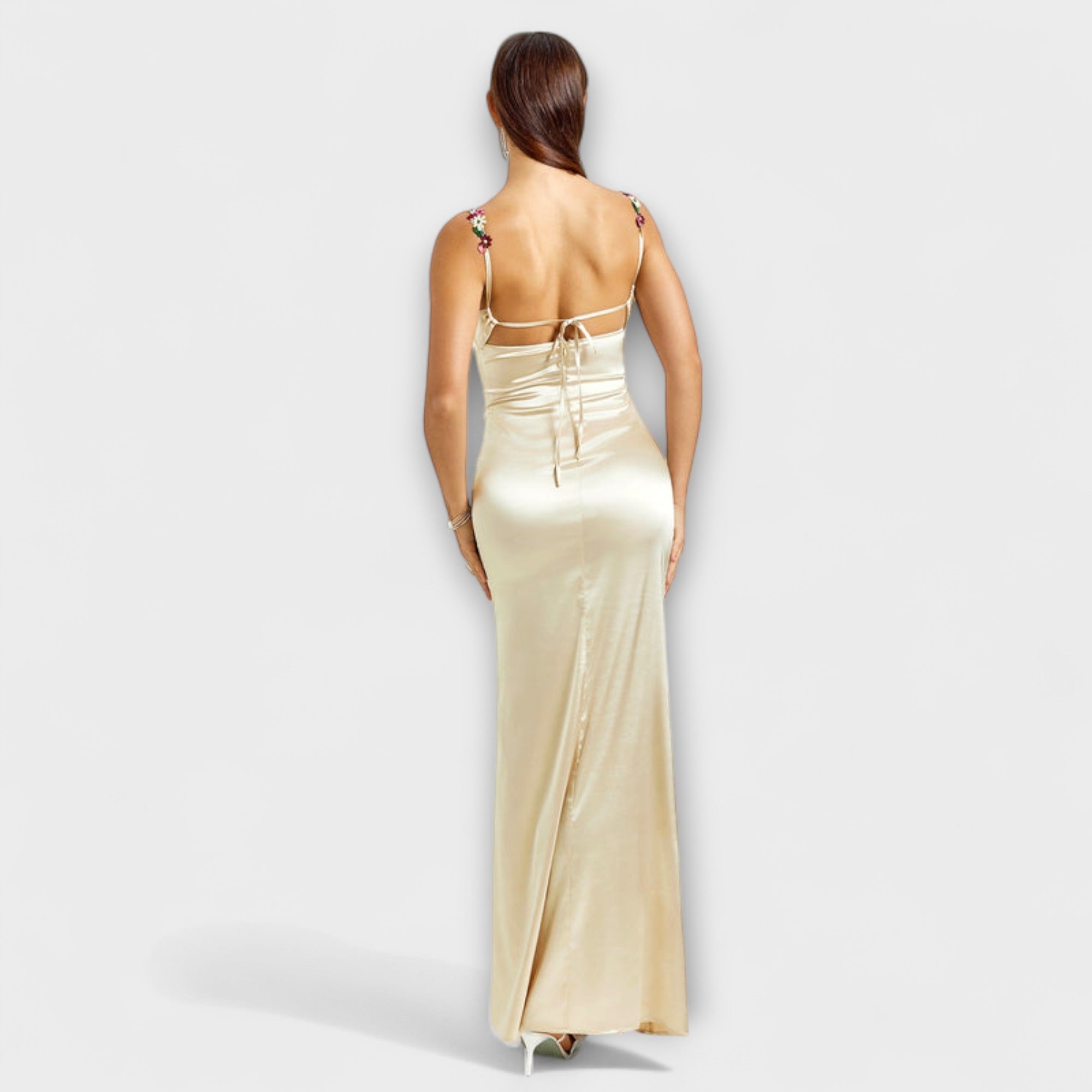 Satin-Kleid Elfenbein, Rückansicht mit Trägerschnürung und bestickten Trägern