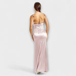 Satin-Kleid Rosa, Rückansicht mit Trägerschnürung und bestickten Trägern