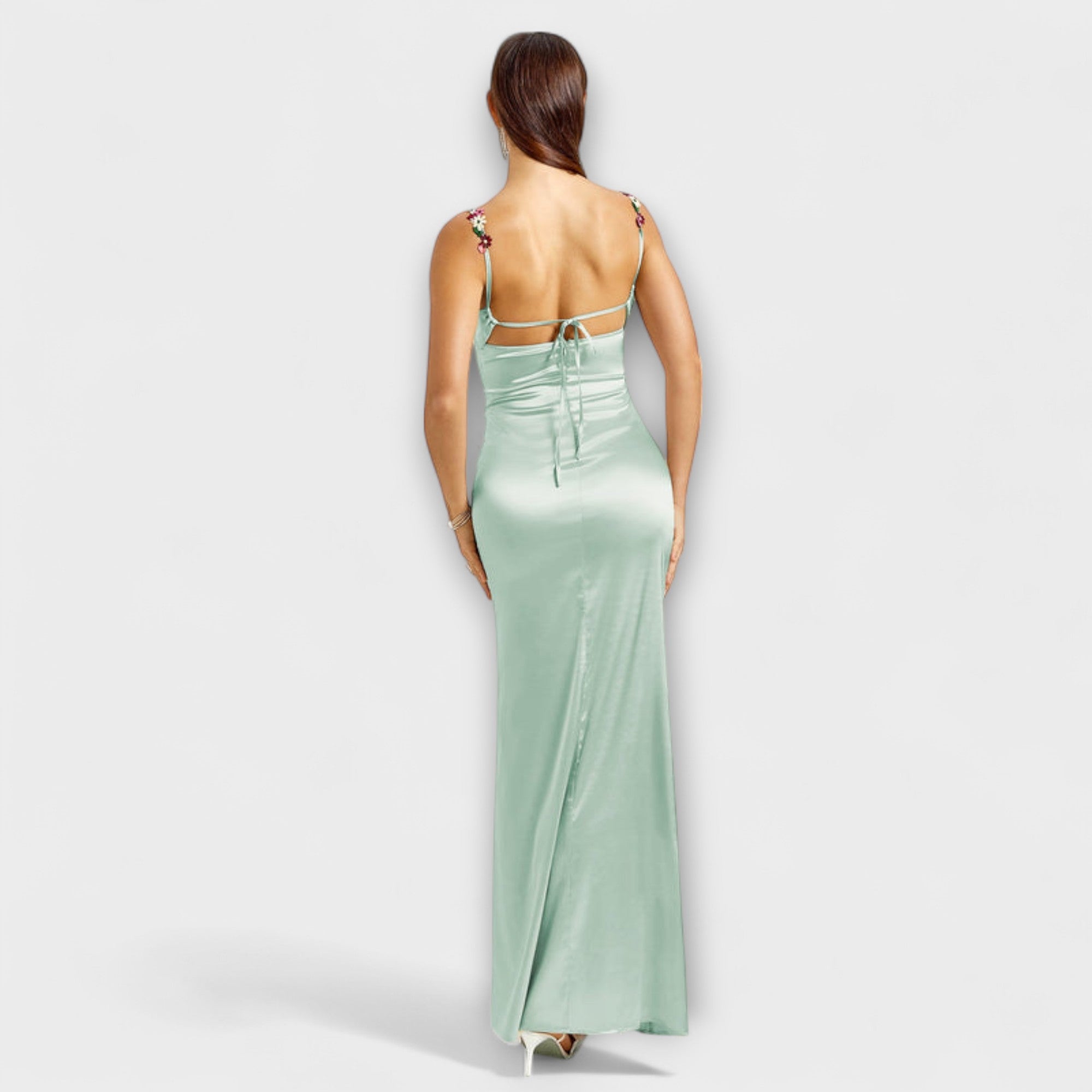 Satin-Kleid Salbeigrün, Rückansicht mit Trägerschnürung und bestickten Trägern