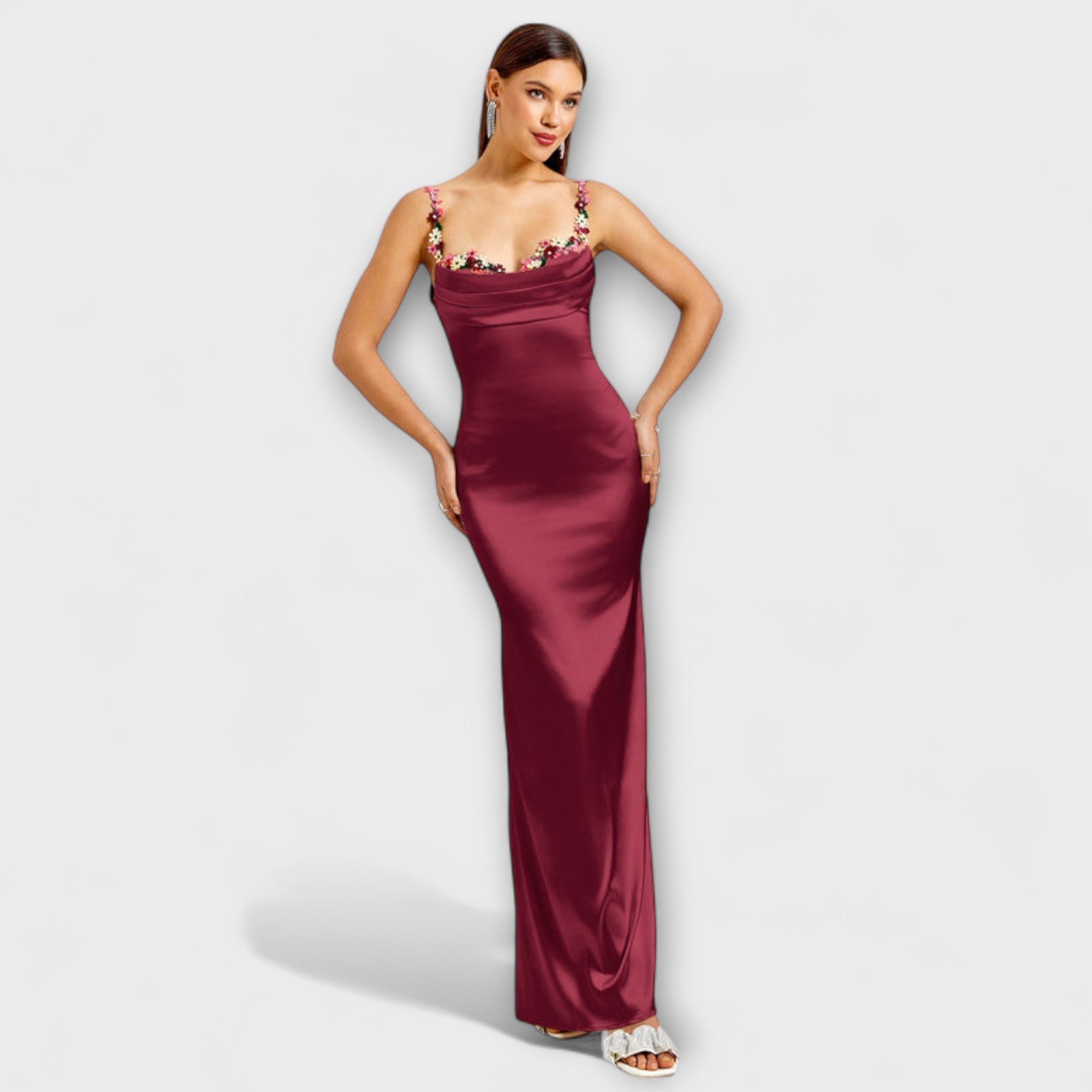 Satin-Kleid Weinrot mit bestickten Trägern und langem, figurbetontem Rock