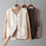 Klassischer Strickcardigan in Beige mit Knopfleiste, Stehkragen und zwei Taschen