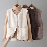 Klassischer Strickcardigan in Beige mit Knopfleiste, Stehkragen und zwei Taschen