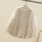 Klassischer Strickcardigan in Beige von hinten, teddyartiges Fleece und Stehkragen