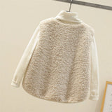 Klassischer Strickcardigan in Beige von hinten, teddyartiges Fleece und Stehkragen