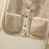 Klassischer Strickcardigan in Beige mit Knopfleiste und zwei Brusttaschen