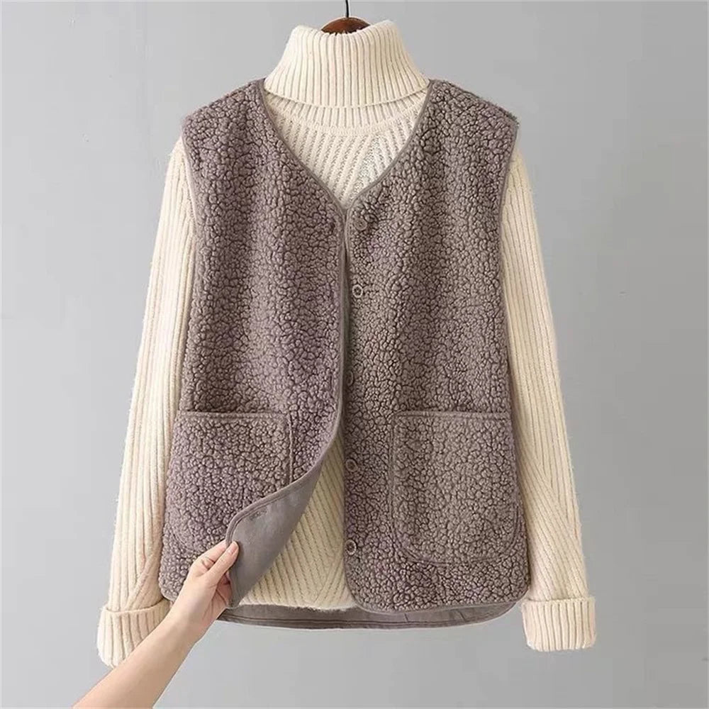 Klassischer Strickcardigan in Dunkelbraun mit Knopfleiste, Stehkragen und zwei Taschen