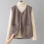 Klassischer Strickcardigan in Dunkelbraun mit Knopfleiste, Stehkragen und zwei Taschen