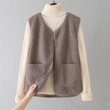 Klassischer Strickcardigan in Dunkelbraun mit Knopfleiste, Stehkragen und zwei Taschen