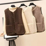 Klassischer Strickcardigan am Kleiderbügel in mehreren Farben, mit Knopfleiste und Taschen