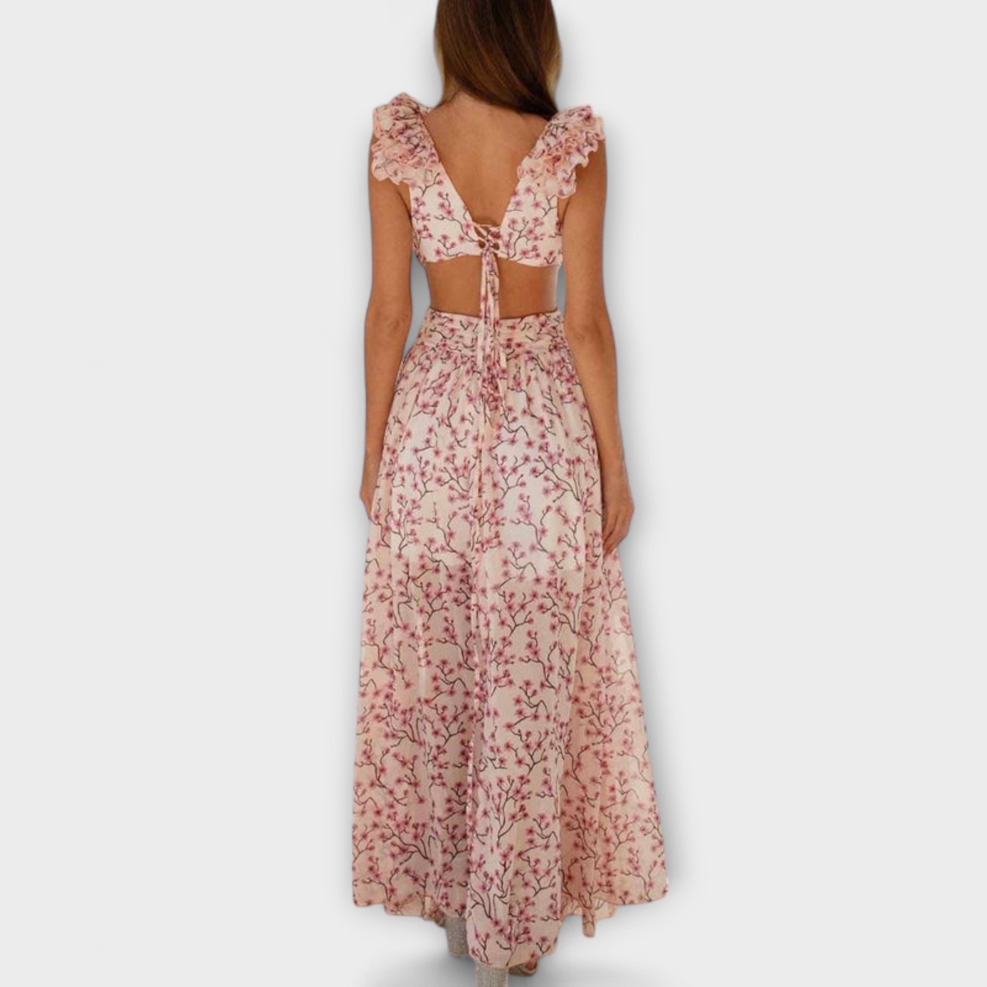 Rosa Maxikleid Rückansicht mit Rüschenärmeln und offenem Rücken