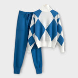 Zweiteiler aus Strickpullover mit Rollkragen und Jogginghose, blau-weiße Rauten