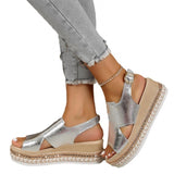 Orthopädische Sandalen in Silber mit zwei Riemen, Schnalle am Knöchel und Kordel-Plateau