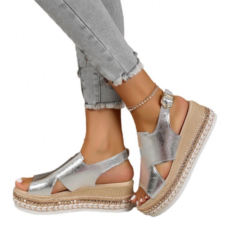 Orthopädische Sandalen in Silber mit zwei Riemen, Schnalle am Knöchel und Kordel-Plateau