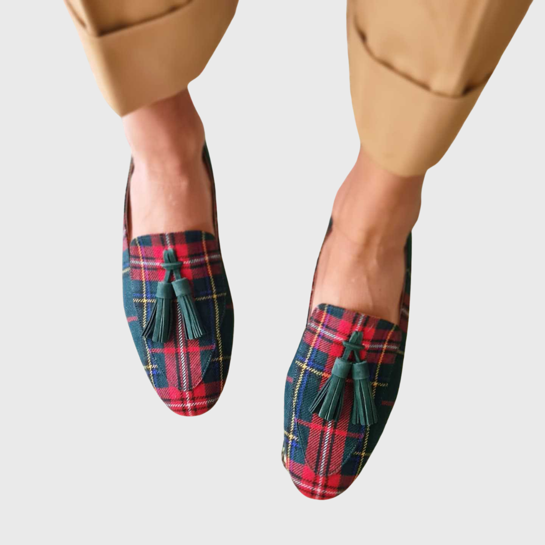 Flache Slipper mit rotem Karomuster und Quasten-Detail, stoffartige Oberfläche, Slip-On