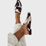 Loafer mit seitlichem Profil, spitzer Kappe und abstraktem Muster; flacher Absatz