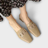Hellbraune Hausschuhe/Slipper mit Zierschlaufe am Vorderblatt