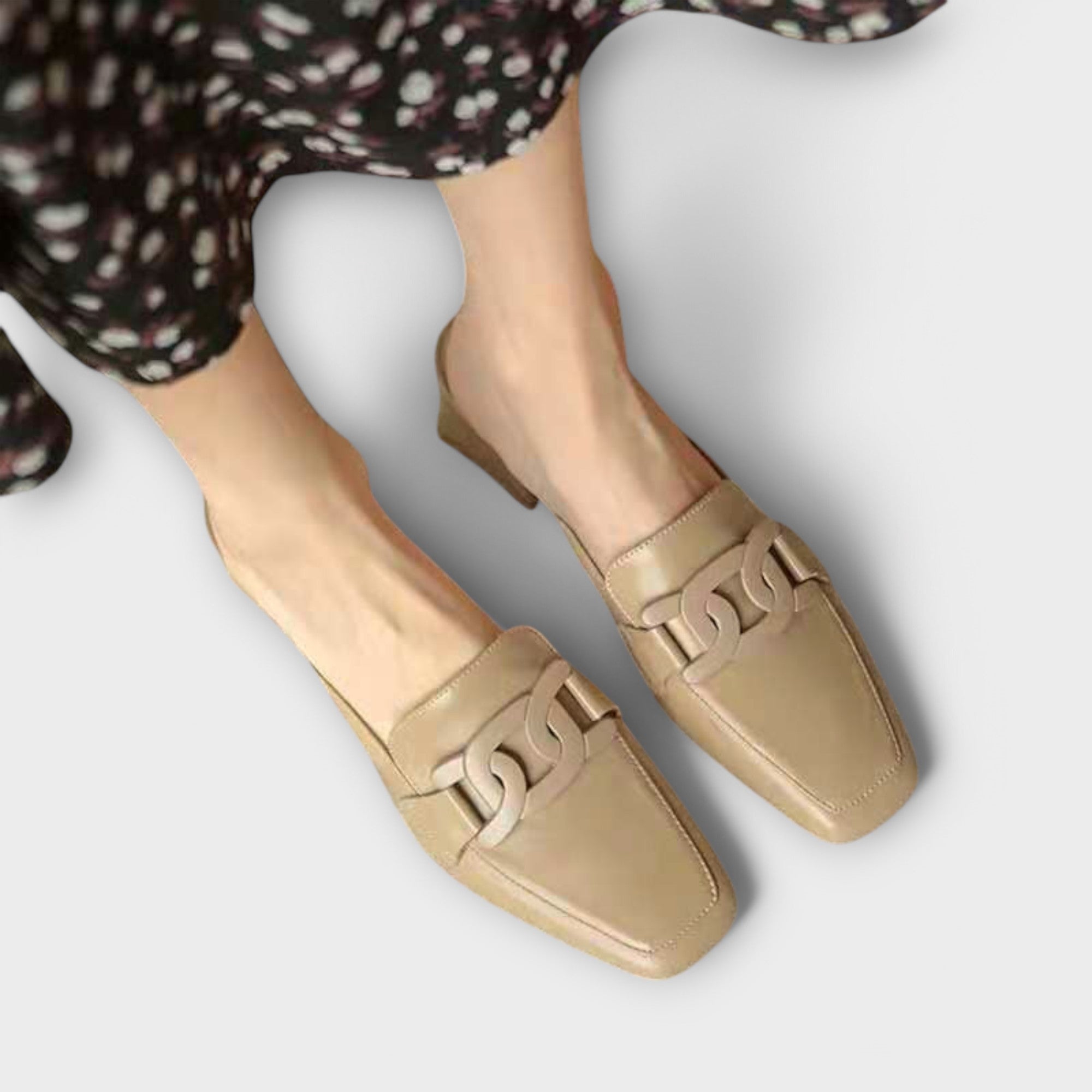 Hellbraune Hausschuhe/Slipper mit Zierschlaufe am Vorderblatt