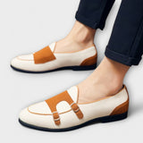 Marina Slipper am Fuß, weiß/orangebraune Einsätze mit Schnallen und flacher Sohle