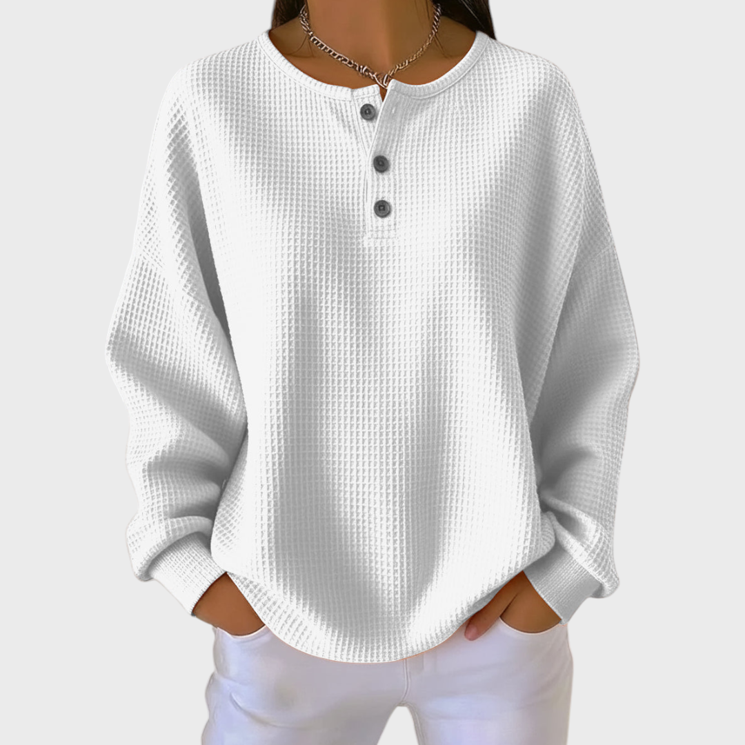 Weißer Pullover aus Waffelstrick mit Knopfleiste am Halsausschnitt