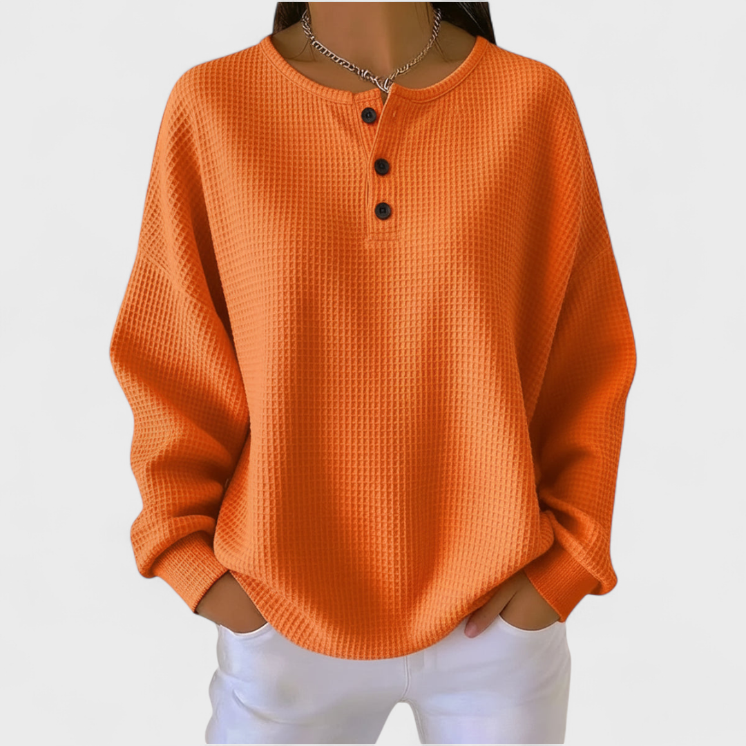 Orangefarbener Pullover aus Waffelstrick mit Knopfleiste am Halsausschnitt