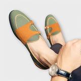 Marina Slipper am Fuß, grün mit orangebraunen Riemen und Schnallen, flache Laufsohle
