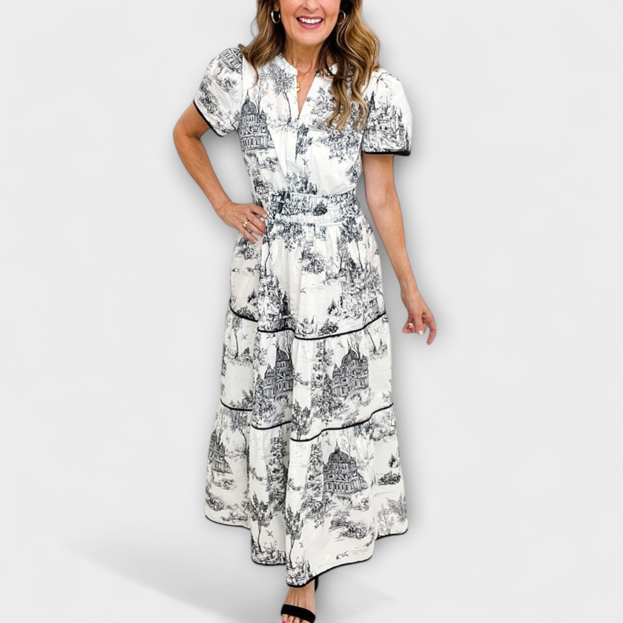Maxi-Kleid mit kurzen Ärmeln, V-Ausschnitt und Volants, weiß-schwarzer Musterprint