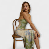 Bandeau-Kleid mit Pastell-Floralmuster und schwingendem Rocksaum, drapiert am Bein