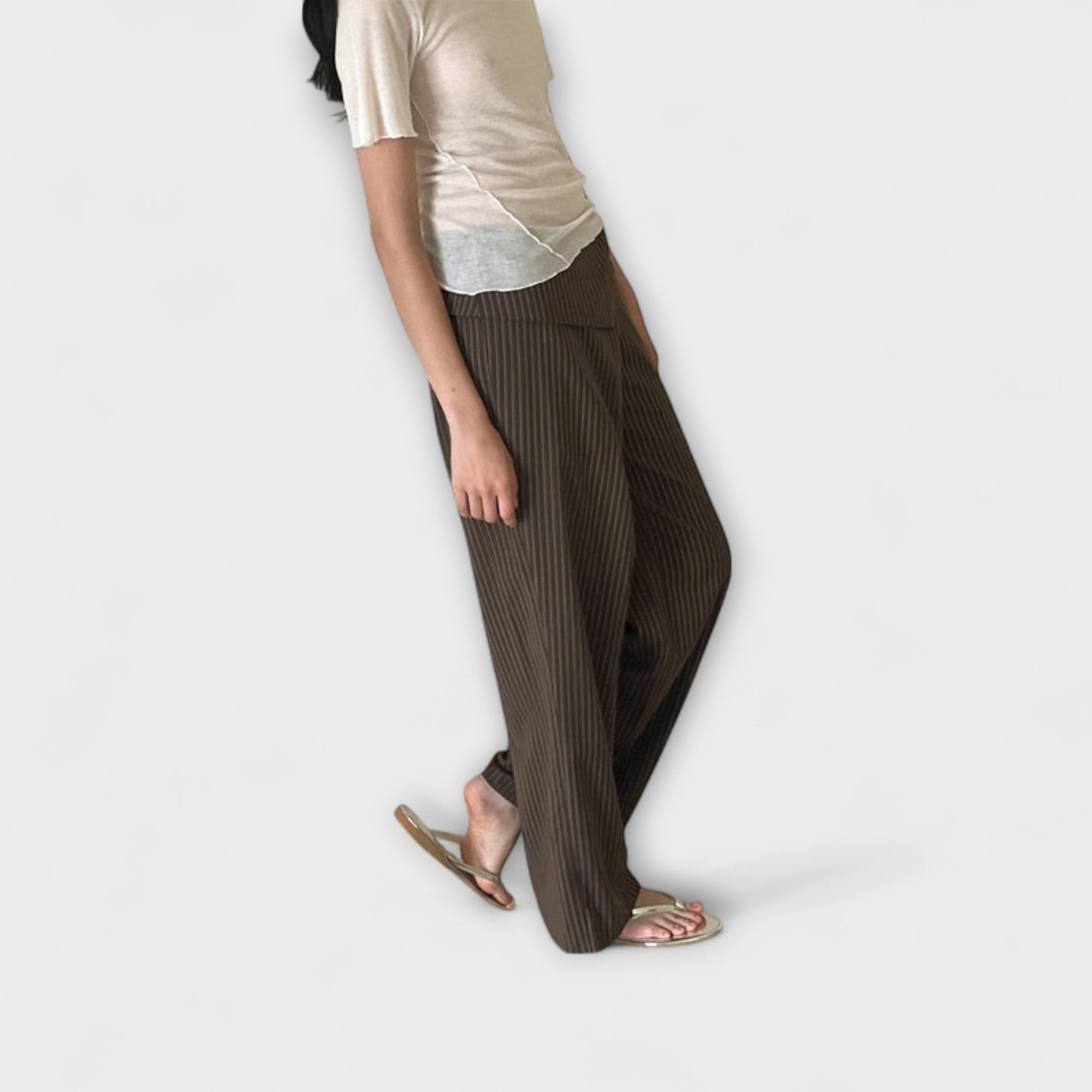 Gestreifte Faltenhose, braun-beige mit feinen Vertikalstreifen, weitem Bein