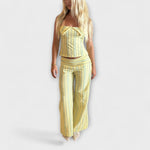 Klassisches gestreiftes Hosenensemble in hellen Streifen: Cropped-Top und weite Hose