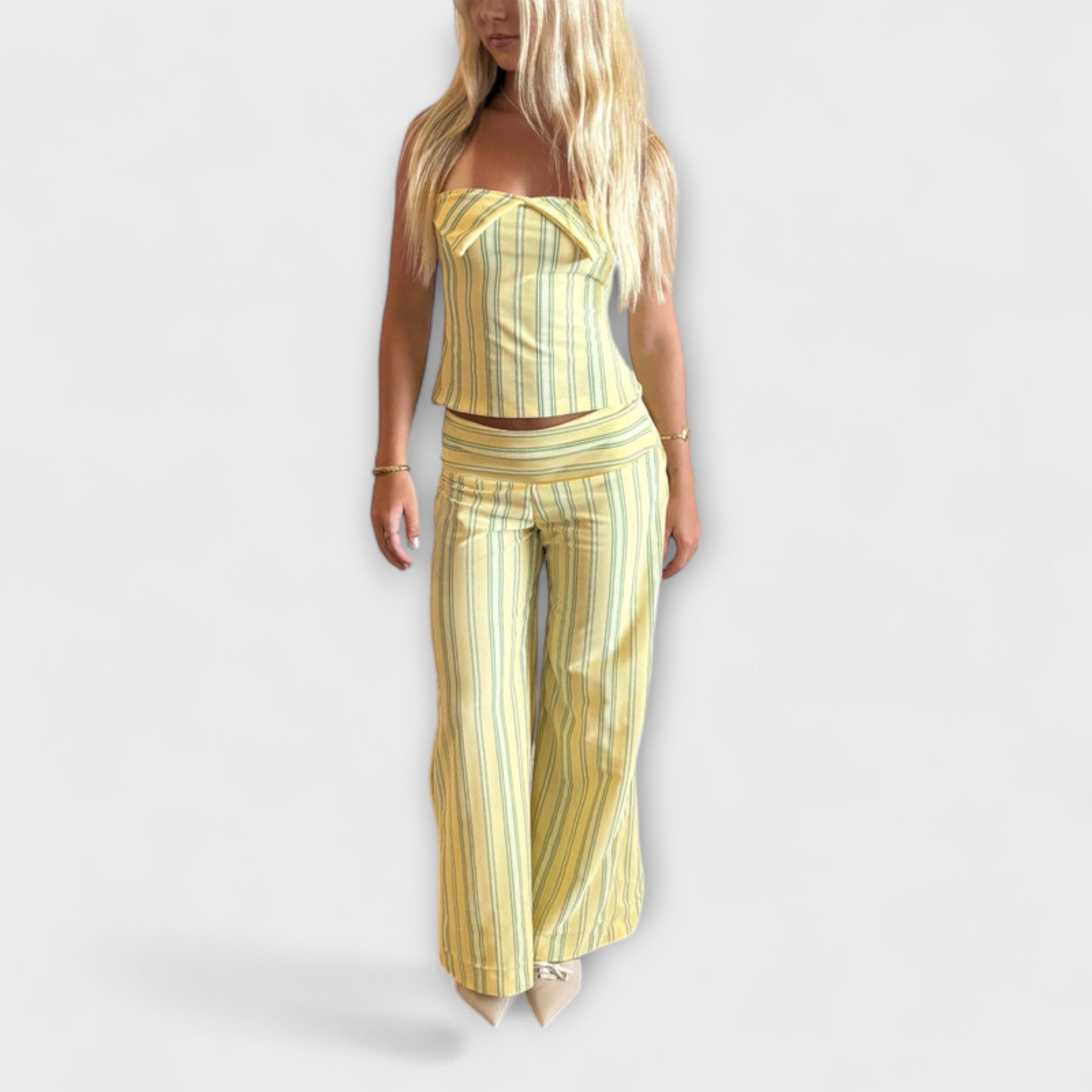 Klassisches gestreiftes Hosenensemble in hellen Streifen: Cropped-Top und weite Hose