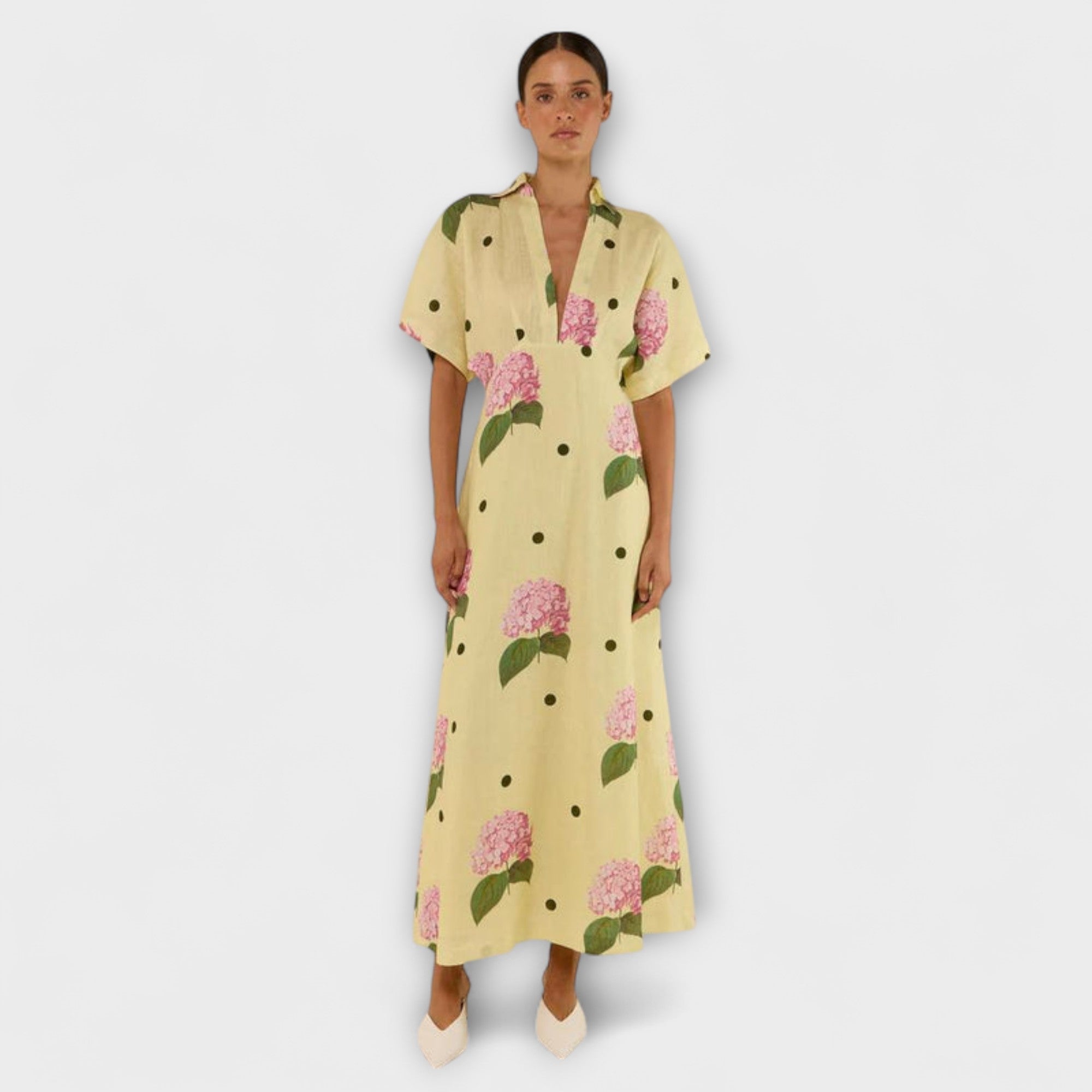 Langes, gelbes Kleid mit V-Ausschnitt, kurzen Ärmeln und rosa Blumen-Punktemuster