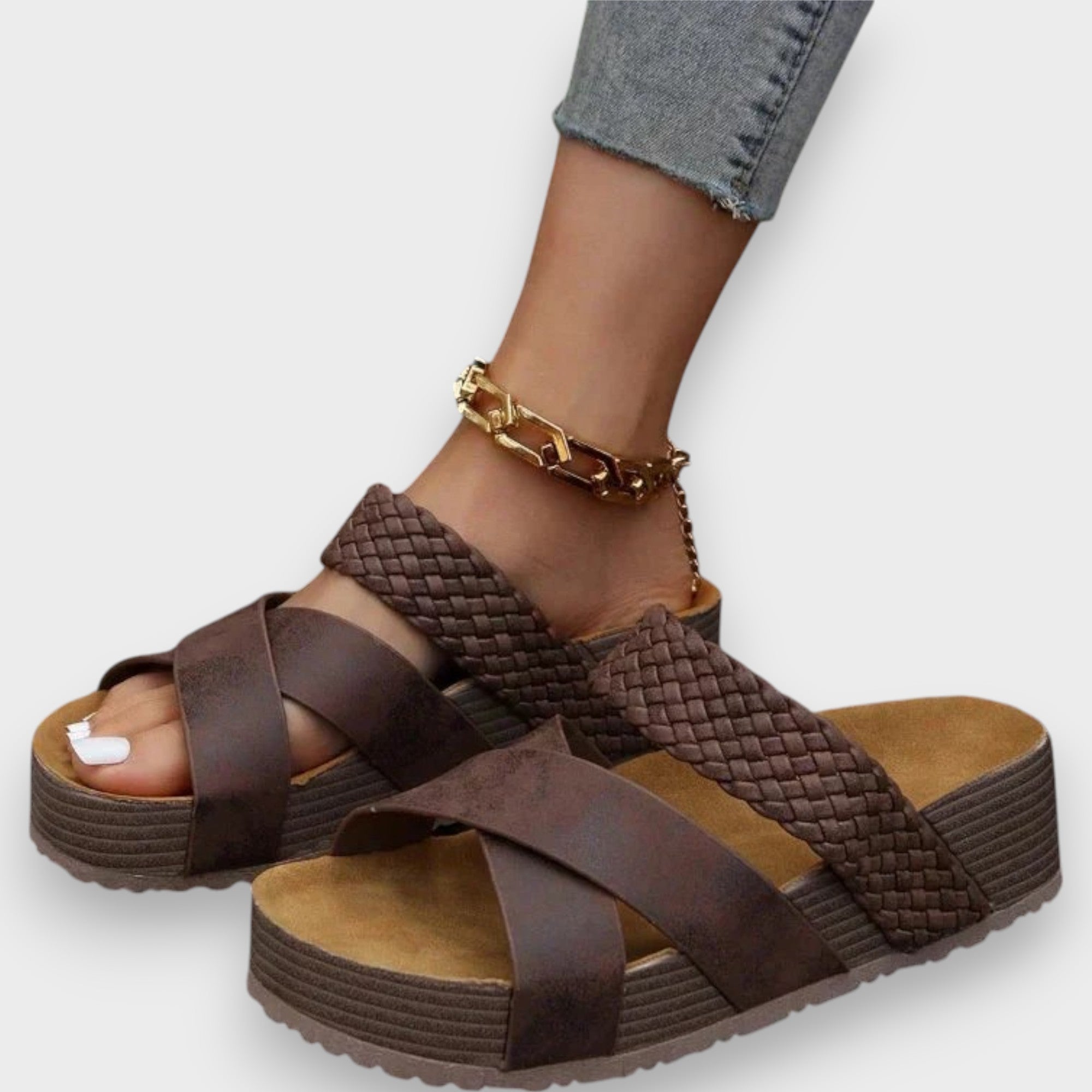 Elegante Sandalen mit offener Zehenpartie, geflochtenem Riemen und Kettenriemen am Knöchel, braun