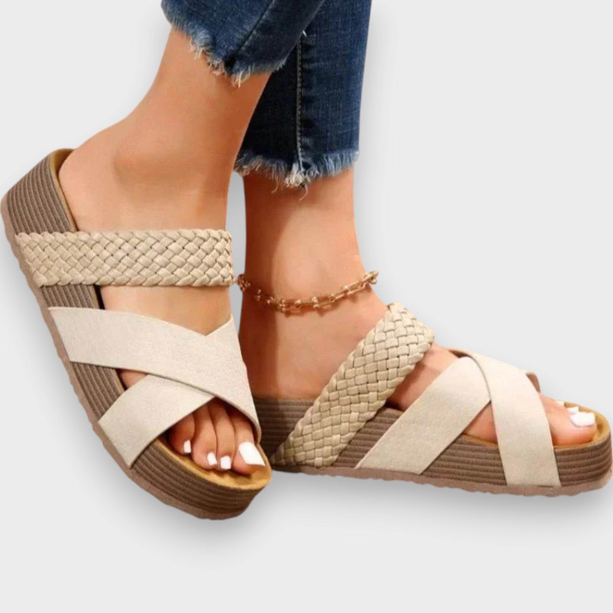 Elegante Sandalen mit offener Zehenpartie, breiten Riemen, geflochtenem Obermaterial und Knöchelkettenriemen, beige