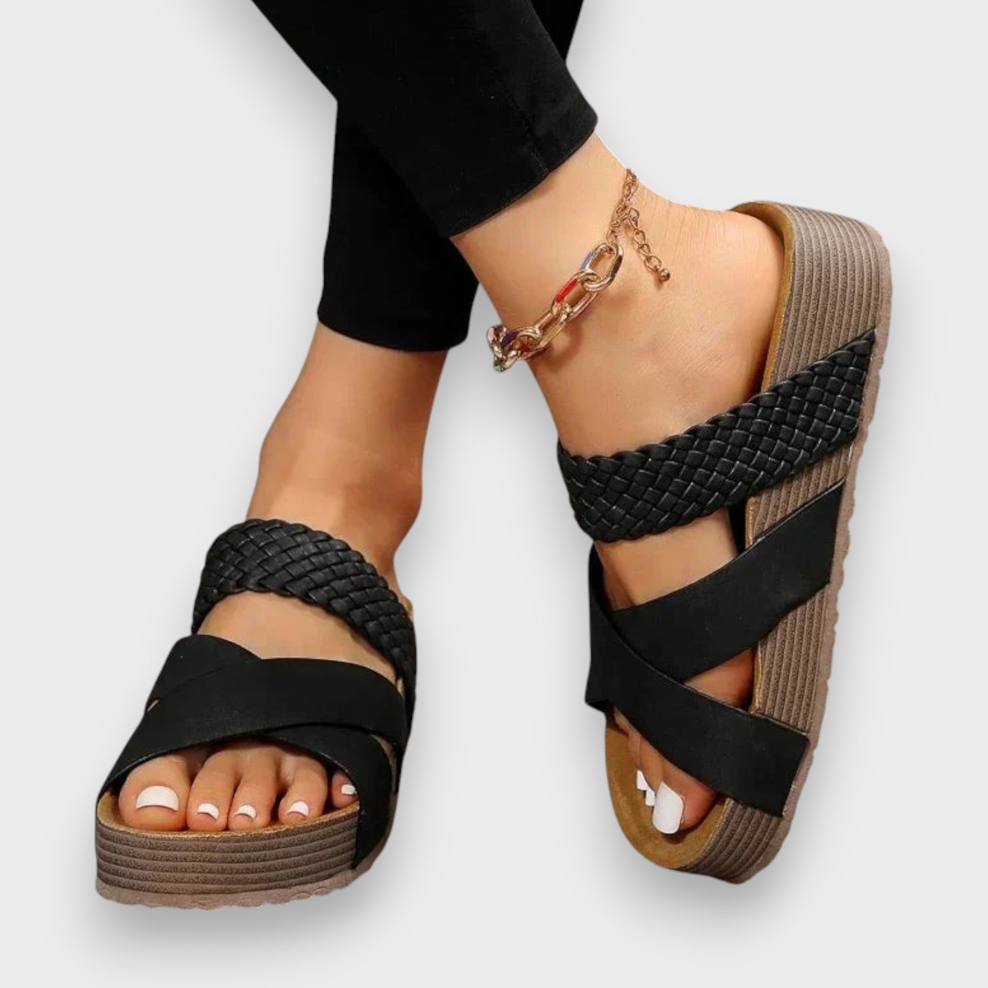Elegante Sandalen mit offener Zehenpartie, geflochtenen Riemen, Kettenriemen am Knöchel und Keilabsatz, schwarz