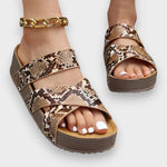 Elegante Sandalen mit offener Zehenpartie aus Schlangenleder-Optik, breiten Riemen und Knöchelkettenriemen