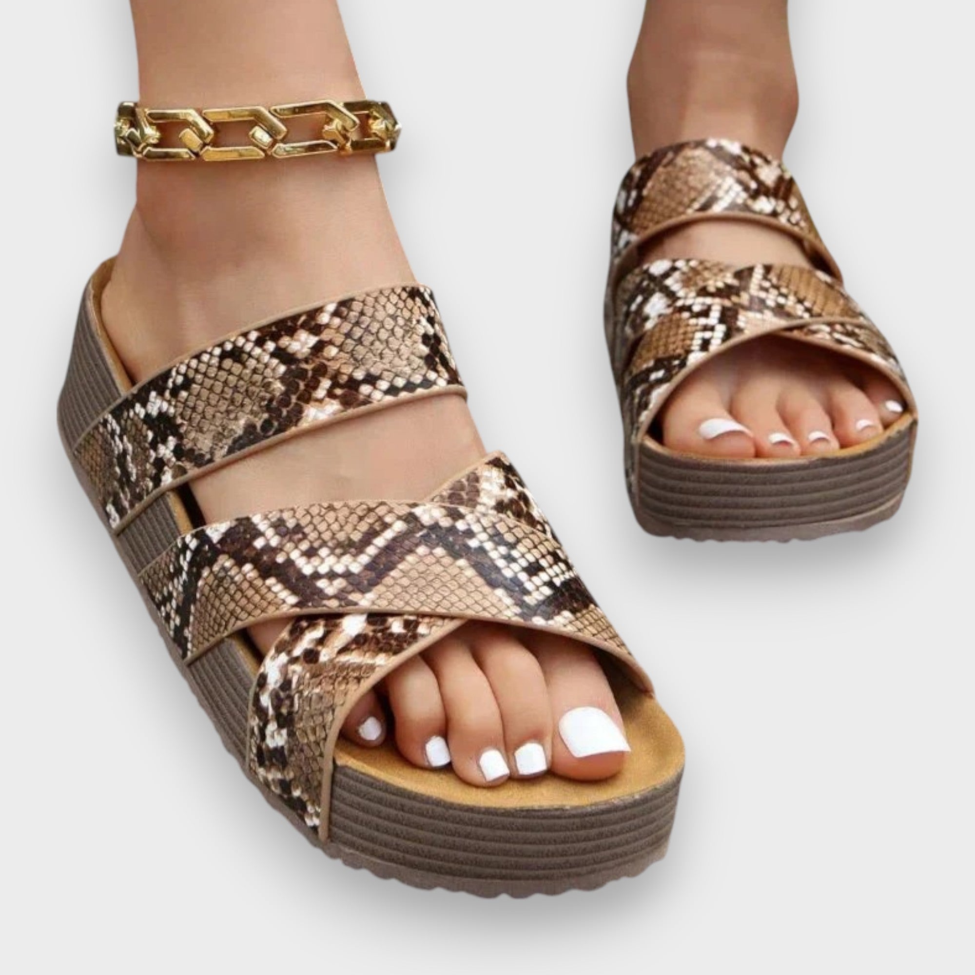 Elegante Sandalen mit offener Zehenpartie aus Schlangenleder-Optik, breiten Riemen und Knöchelkettenriemen