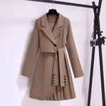 Eleganter Mantel mit Schalkragen, Bindegürtel und plissierten Details, khaki