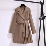 Eleganter Mantel mit Schalkragen, Bindegürtel und plissierten Details, khaki