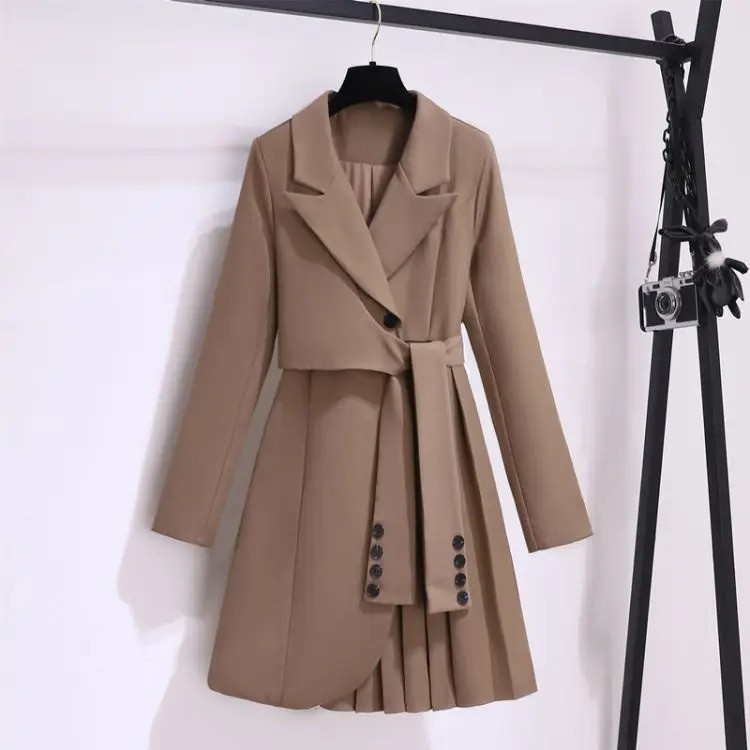 Eleganter Mantel mit Schalkragen, Bindegürtel und plissierten Details, khaki