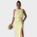 Gelbes ärmelloses Midikleid mit drapiertem Oberteil und vornem Schlitz