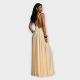 Maxikleid hellbeige mit tiefem Rückenausschnitt und weiter Silhouette mit Falten
