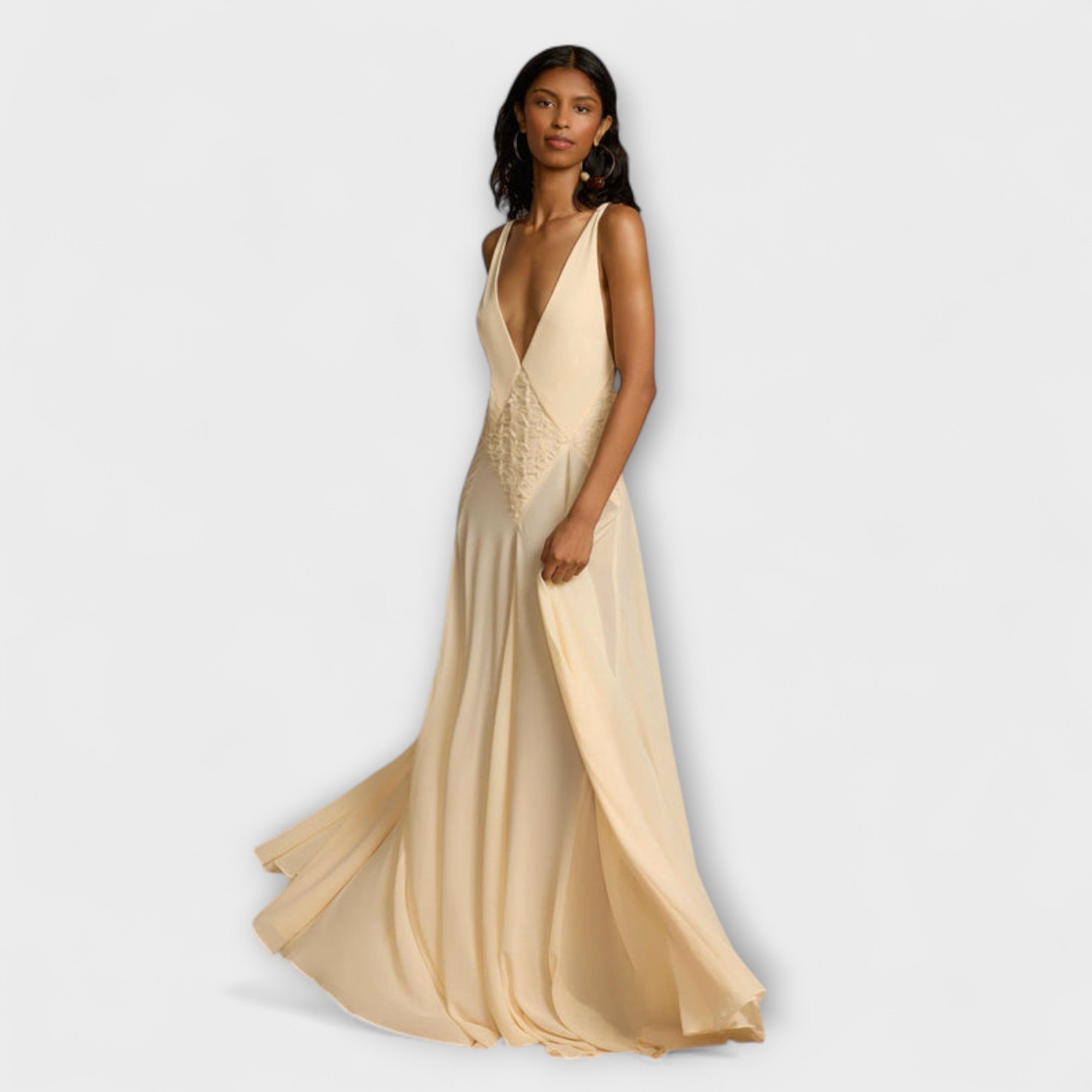 Maxikleid hellbeige mit tiefem V-Ausschnitt und Spitzeinsatz am Oberteil